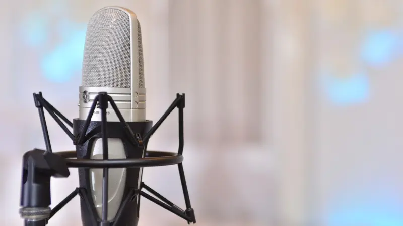 ما سبب إيقاف مذيع برنامج رياضي شهير في السعودية؟