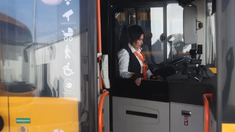 المشهد بروفايل - من لبنان إلى شوارع السويد.. شاكيرا تقود الباص لإطعام عائلتها