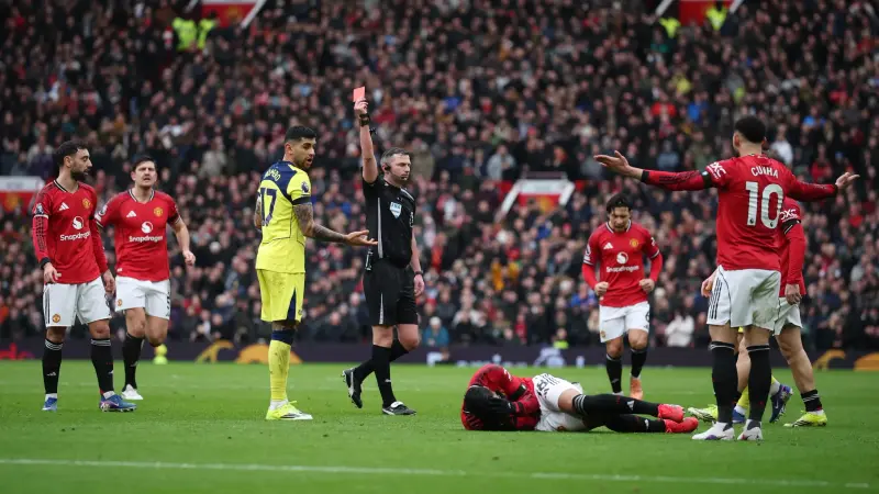 روميرو يعتذر بعد طرده أمام اليونايتد.. ما هي المباريات التي سيغيب فيها عن توتنهام؟