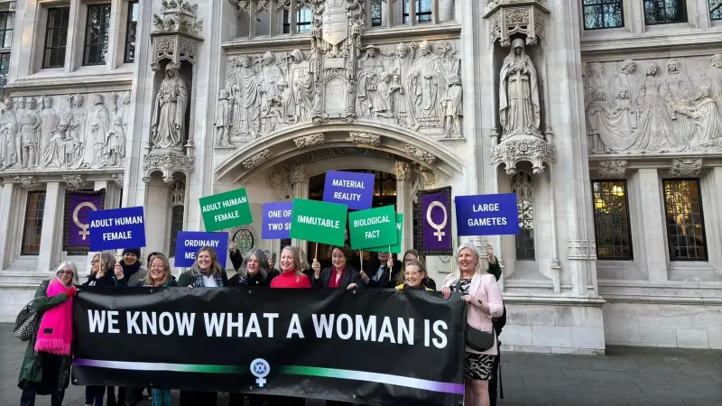 المحكمة العليا البريطانية تنظر في نزاع تعريف المرأة