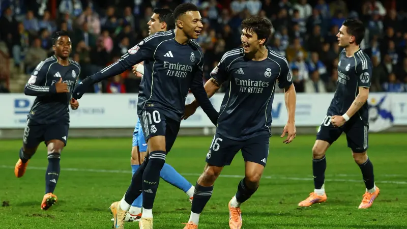 صوت الأسطورة.. معلق مباراة ريال مدريد وإشبيلية اليوم