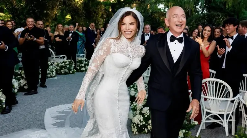 شاهد الصور الرسمية الأولى لحفل زفاف بيزوس ولورين سانشيز