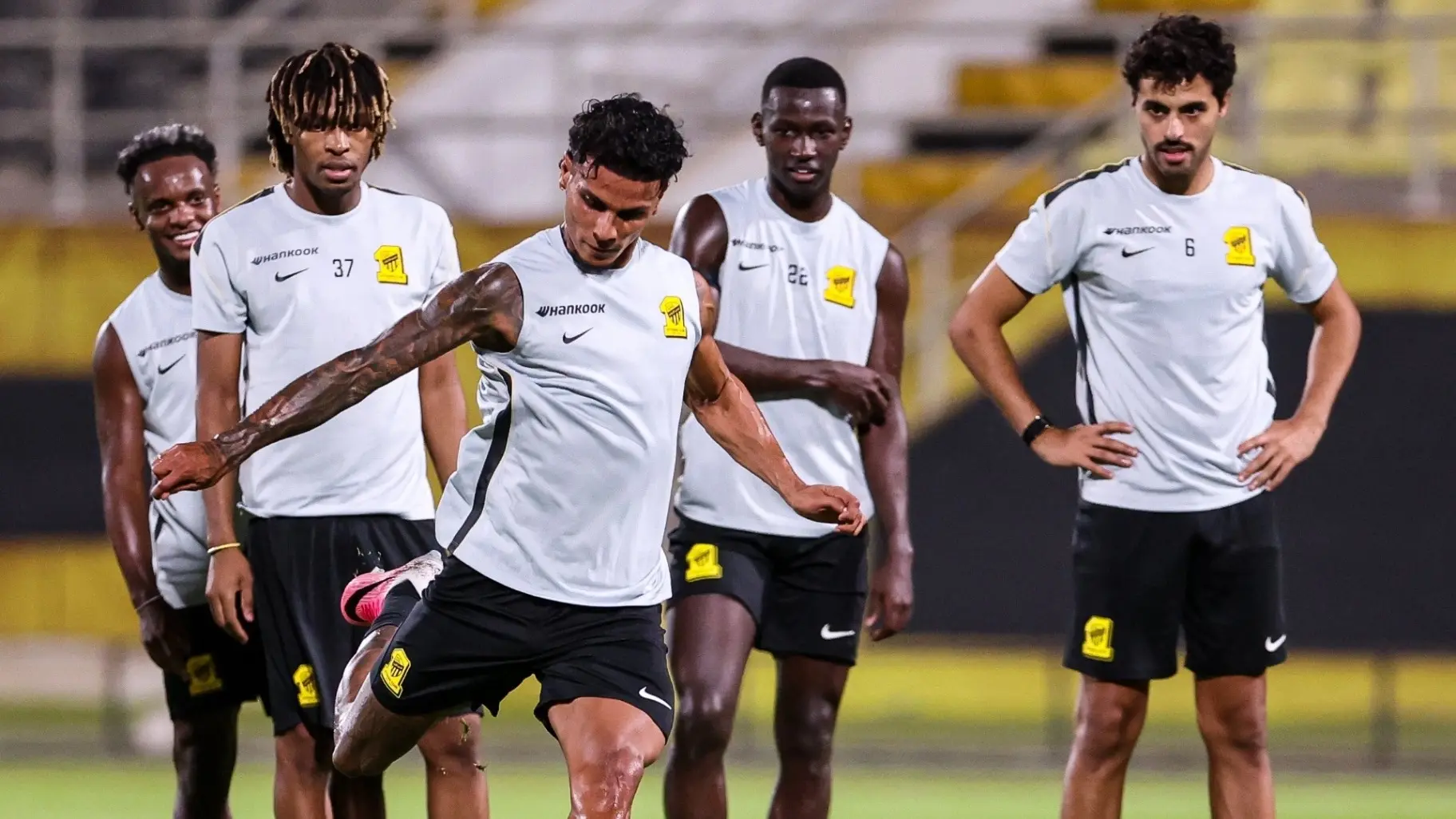 الاتحاد يراهن على رايكوفيتش وبيريرا لتأمين الدفاع أمام رونالدو (إكس) الاتحاد يراهن على رايكوفيتش وبيريرا لتأمين الدفاع أمام رونالدو (إكس)