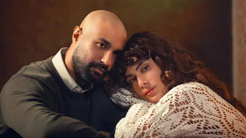 كريم فهمي وصبا مبارك يخطفان الأنظار بمسلسل "220 يوم"