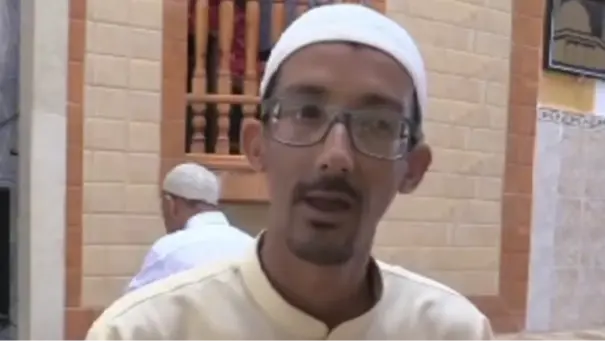 فيديو -  جزائري يروي كيف استعاد بصره وهو ساجد