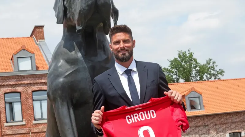 فيديو - استقبال حافل من جماهير ليل.. جيرو يعود إلى فرنسا بعد 13 عاما