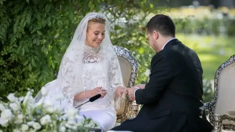 خطفت أنظار الآلاف بأناقتها.. من هي الأميرة عائشة بنت فيصل؟