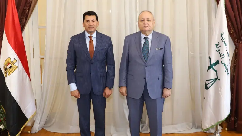 لتهنئته بمنصبه الجديد.. أشرف صبحي يزور رئيس مجلس الدولة