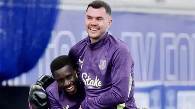 فيديو - نزال ملاكمة ينهي خلاف ثنائي إيفرتون إدريسا مايكل كين