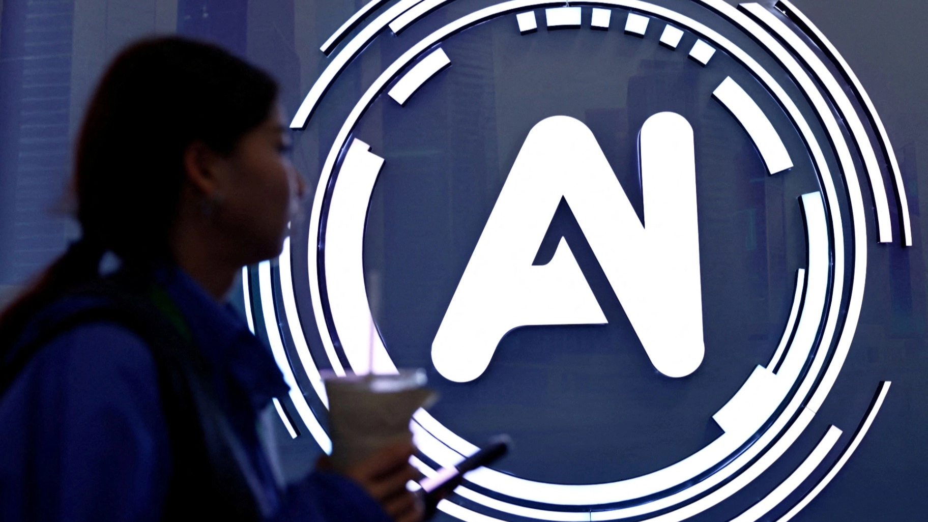 الصين تصدر مسودة قواعد لتنظيم الذكاء الاصطناعي المحاكي للتفاعل البشري 