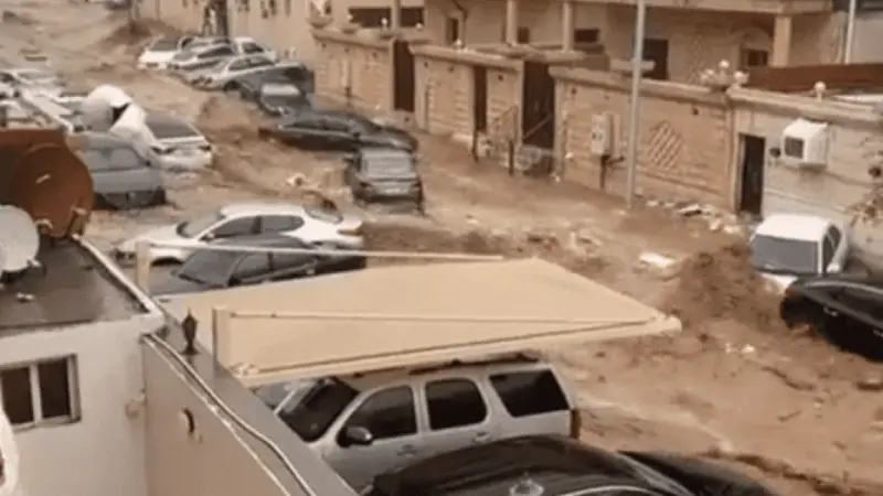 فيديو - سيول جدة 2025.. أضرار واحتجاز سيارات وقطع طرقات