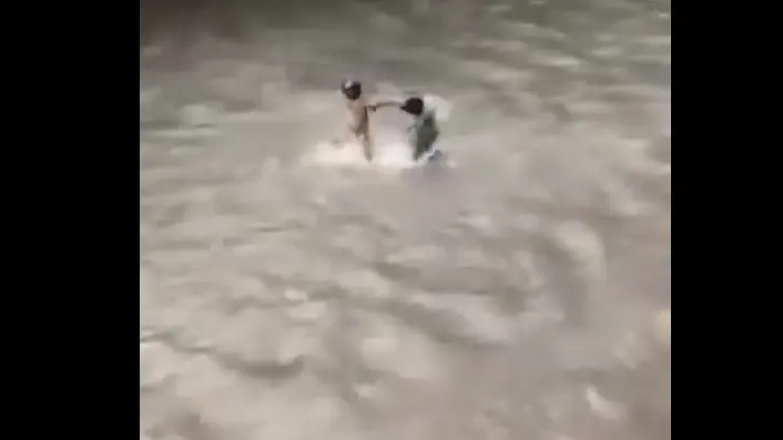 فيديو وزير مالية نيبال يتصدر الترند.. تعنيف ومطاردة في النهر