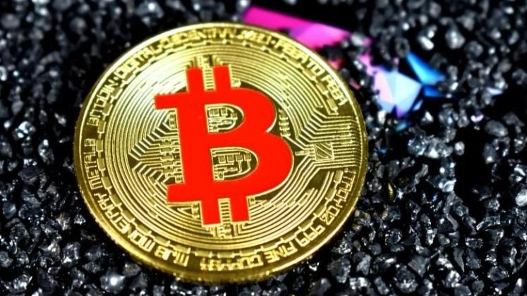 البيتكوين تتعافى من موجة هبوط عنيفة.. كم وصل سعرها؟ 