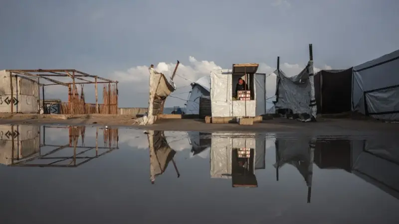 فيديو - العاصفة بايرون تغرق الخيام في غزة وتفاقم معاناة السكان