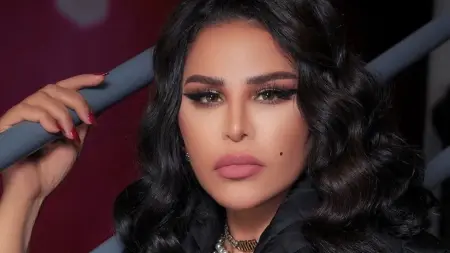 قصة إنسانية مؤثرة.. أحلام تضم مولودة طباخها إلى عائلتها