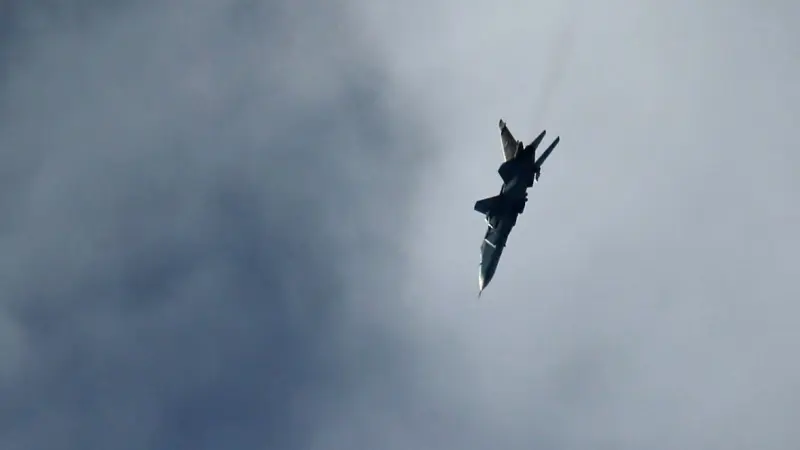 فيديو - الولايات المتحدة.. نجاة طيار ومساعده بعد تحطّم مقاتلة في عرض جوي