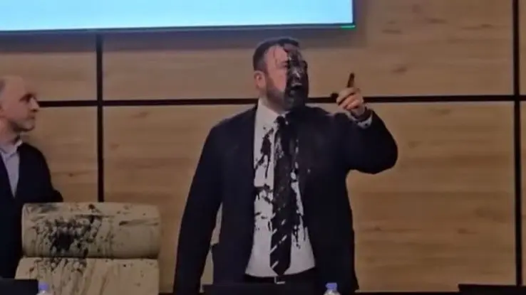 فيديو - رئيس لجنة الانتخابات الجورجية يتعرّض للرشق بالطلاء الأسود