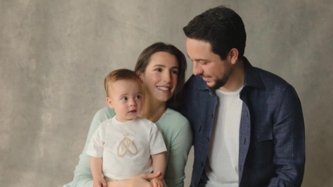 صورة - ولي عهد الأردن يهنئ بالعام الجديد برسالة عائلية مؤثرة 