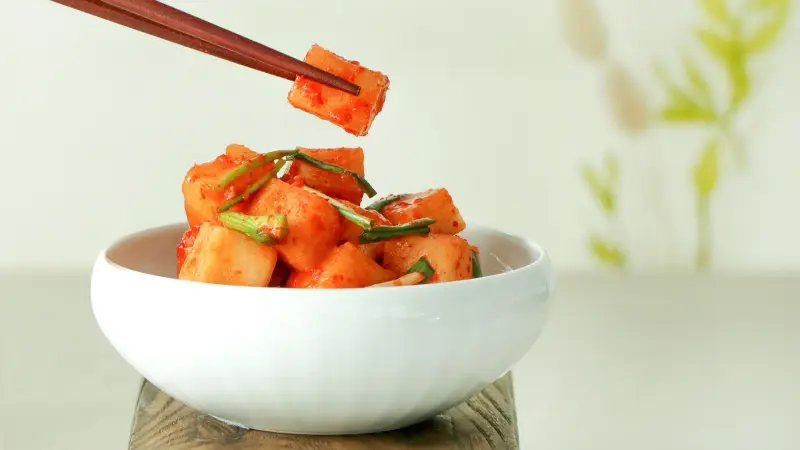 طبق كوري شهير يعزز المناعة ويضبط الالتهاب