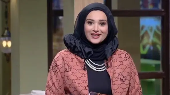 المذيعة آلاء عبدالعزيز تتسبب في جدل كبير بسبب تصريحاتها عن الحجاب
