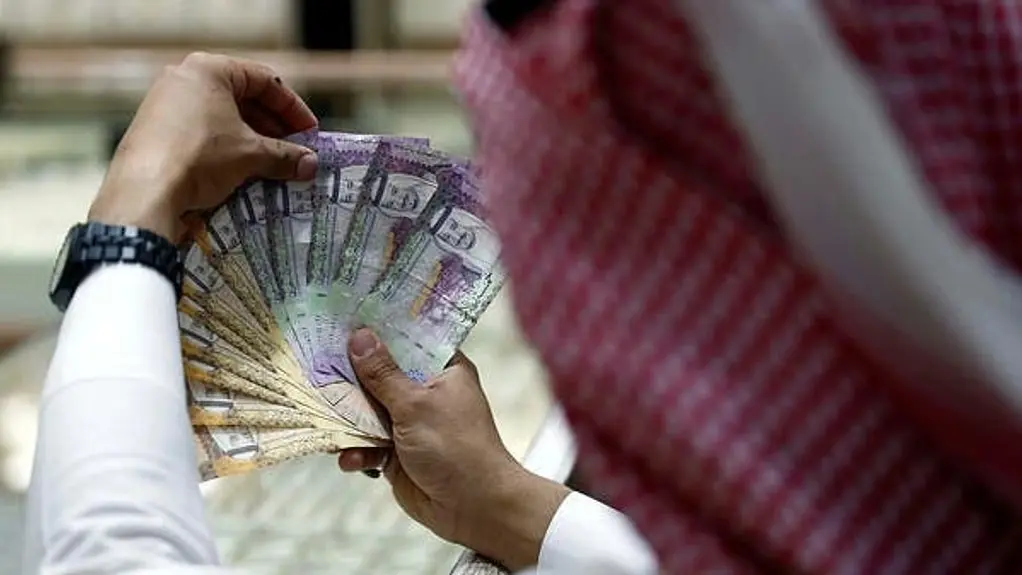 سعر الريال السعودي مقابل الجنيه السوداني نحو 2361.45 جنيهًا (رويترز) سعر الريال السعودي مقابل الجنيه السوداني نحو 2361.45 جنيهًا (رويترز)