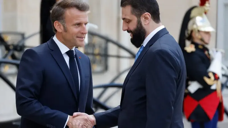 بعد رفع العقوبات.. ماكرون يحثّ الشرع على الانضمام إلى التحالف ضد "داعش"