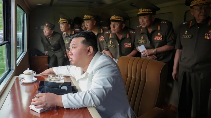 زعيم كوريا الشمالية يكشف عن قرب امتلاك بلاده سفنا حربية متطوّرة