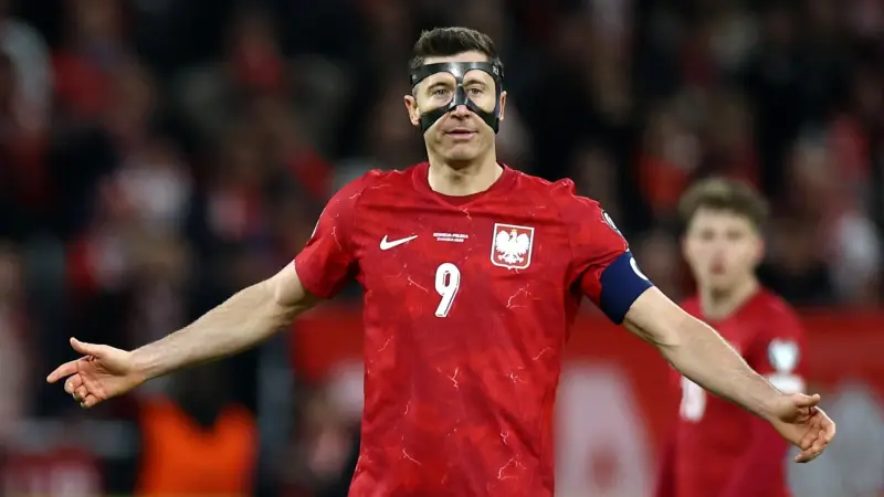 فيديو - حزن ودموع.. ما حقيقة اعتزال روبرت ليفاندوفسكي اللعب الدولي مع بولندا؟