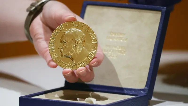 من هو أول قائد عربي حصل على جائزة السلام الدولية؟