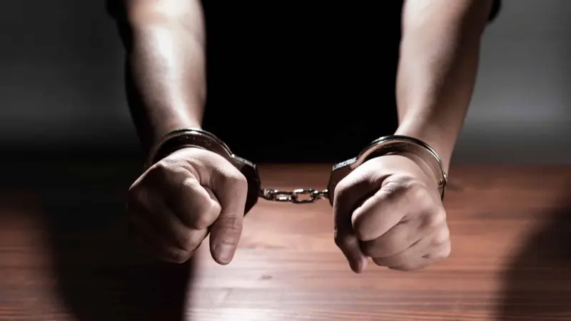 مصر.. إهانة شاب بملابس نسائية والأمن يضبط المتهمين