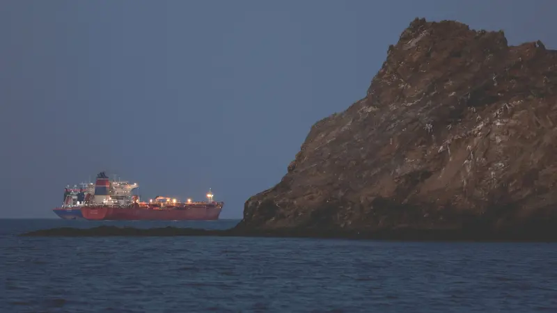 المخابرات الأميركية: إيران لن تخفف قبضتها على مضيق هرمز قريبا