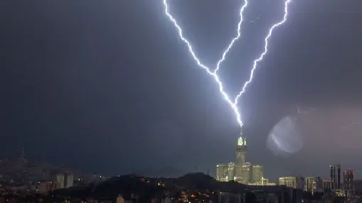 فيديو - بسبب الطقس.. الدراسة عن بعد وتحذير من السيول في مكة المكرمة