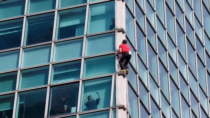 فيديو - أميركي يتسلق أطول مبنى في تايوان