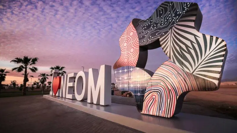 محافظ صندوق الاستثمارات السعودي يعلن تأجيل مشاريع في "نيوم"