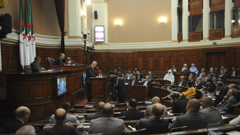 قانون تنظيم المنصّات الرقمية يثير الجدل في الجزائر.. حماية أم تقييد؟