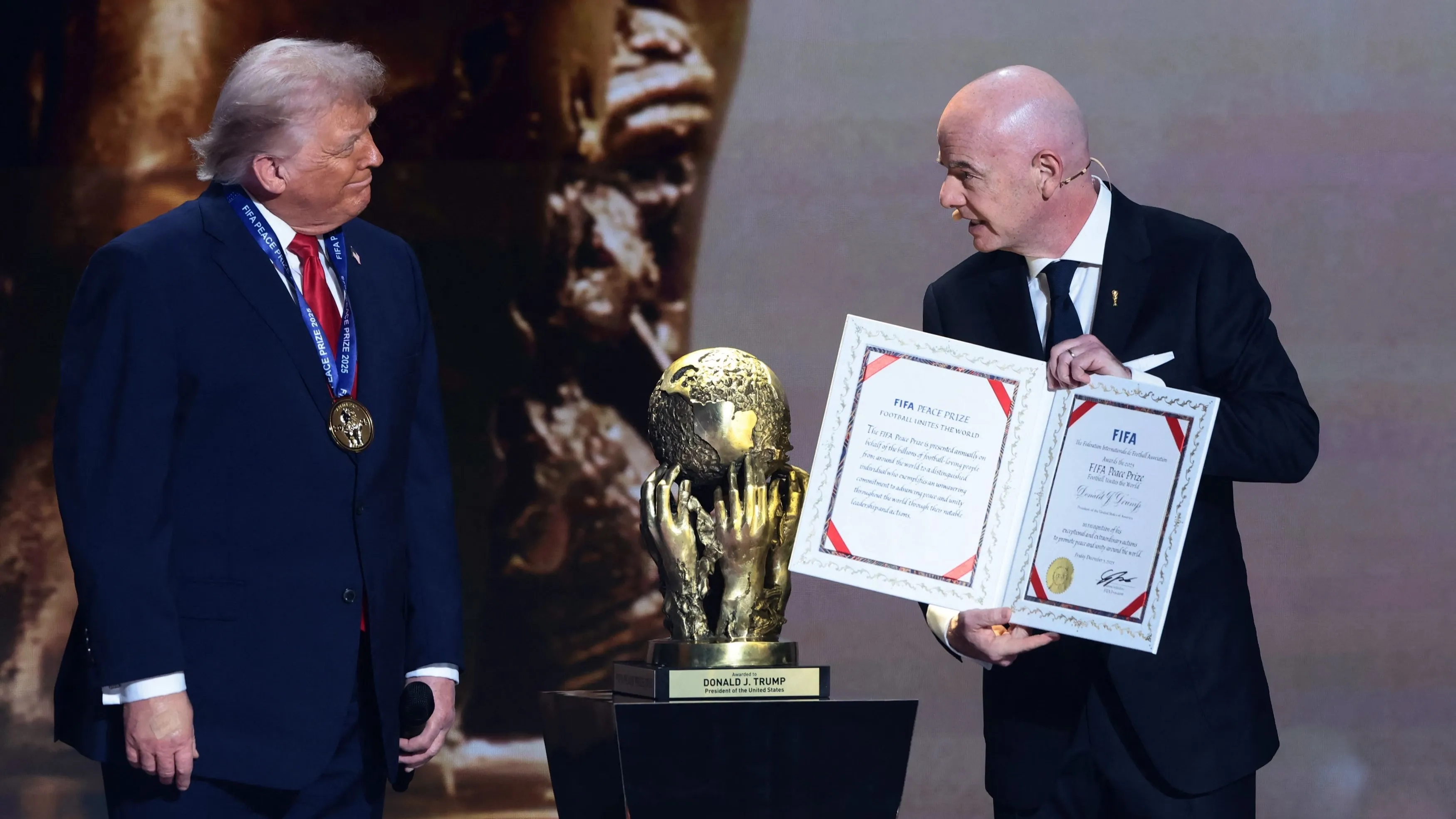 شكوى رسمية ضد إنفانتينو بعد تكريم ترامب.. هل انتهك قواعد "الفيفا"؟ 