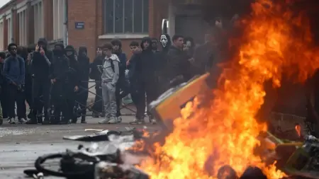 فيديو - غضب طلابي واشتباكات عنيفة.. تمرد المدارس يتمدد في فرنسا