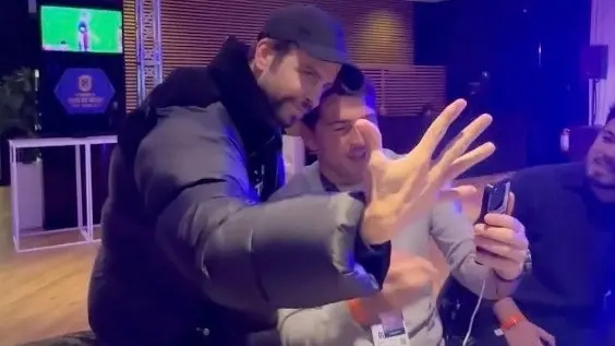 بيكيه يشير بالخمسة لأسطورة ريال مدريد عقب نهاية السوبر الإسباني