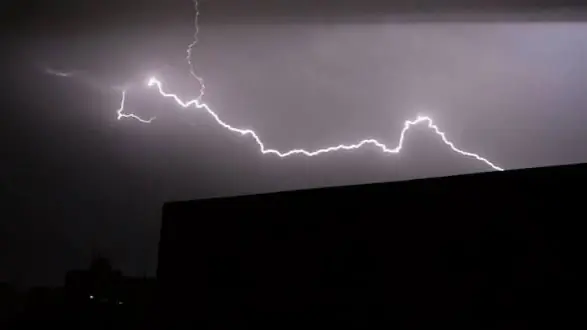 استمرار التقلبات الجوية في الجزائر وتحذيرات من أمطار رعدية على هذه الولايات