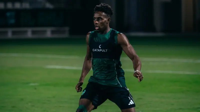 الدوري السعودي - تضاؤل فرص مشاركة زكريا هوساوي مع الأهلي ضد ضمك