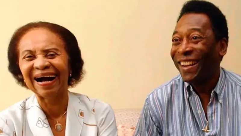 بعد أكثر من عام على رحيل نجلها.. وفاة والدة الأسطورة بيليه عن عمر 101 عاما