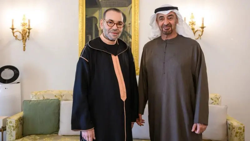 الشيخ محمد بن زايد يستقبل الملك محمد السادس بمقر إقامته في الرباط