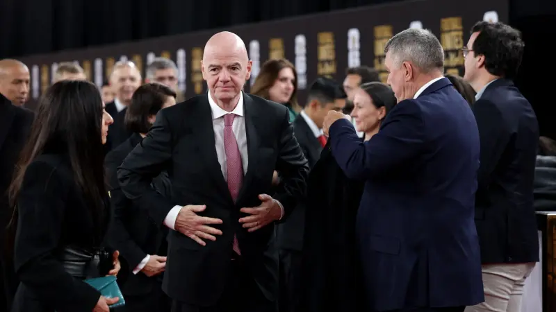 رئيس الاتحاد الدولي لكرة القدم يحصل على الجنسية اللبنانية