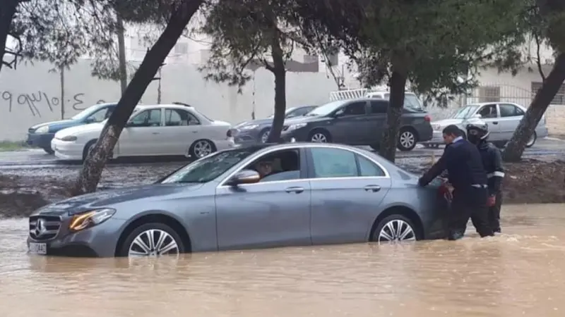 فيديو - الأمطار تغرق شوارع الأردن وتحذيرات من فيضان سد وادي الكرك