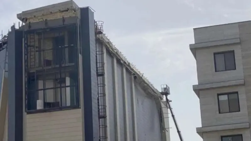 ما هو سبب انهيار واجهة مول مجمع الزهراء السكني في بغداد؟