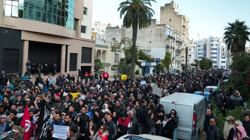 فيديو - الإفراج عن موقوفين ينعش الجدل حول مستقبل الملفات الحقوقية بتونس