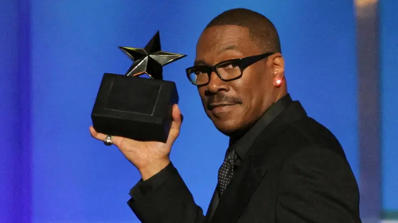 تكريم إيدي ميرفي في هوليوود.. إشادة واسعة بإرثه الكوميدي