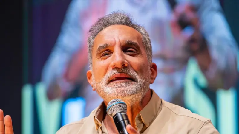 بسبب منشور.. باسم يوسف يستعيد ذكرياته مع قلوب الأبقار والخيوط منتهية الصلاحية