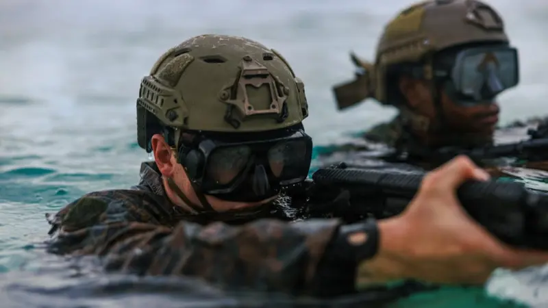 شاهد.. قوات المارينز تنشر صورا لمحاكاة عملية احتلال الجزر الإيرانية