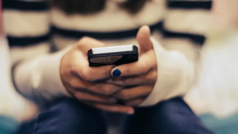 وفاة مراهقة تهز بريطانيا.. وخوارزميات "تيك توك" في قفص الاتهام